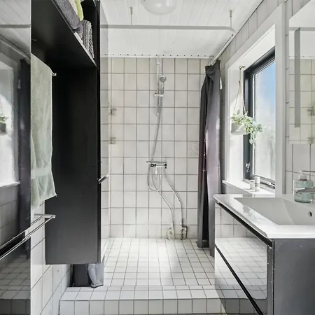 4 Bedroom Cozy Home In Allinge 알링에