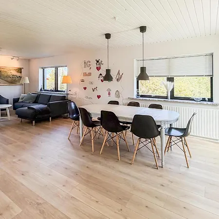 4 Bedroom Cozy Home In Allinge * 알링에