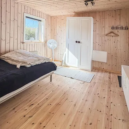 4 Bedroom Cozy Home In Allinge * 알링에