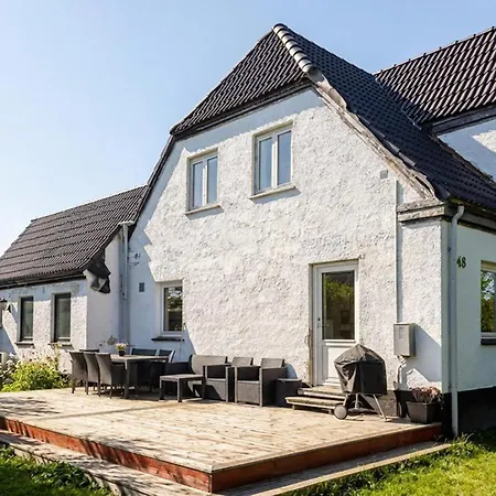 4 Bedroom Cozy Home In Allinge 알링에