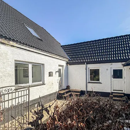 4 Bedroom Cozy Home In Allinge * 알링에