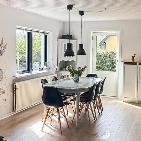Hébergement de vacances 4 Bedroom Cozy In *